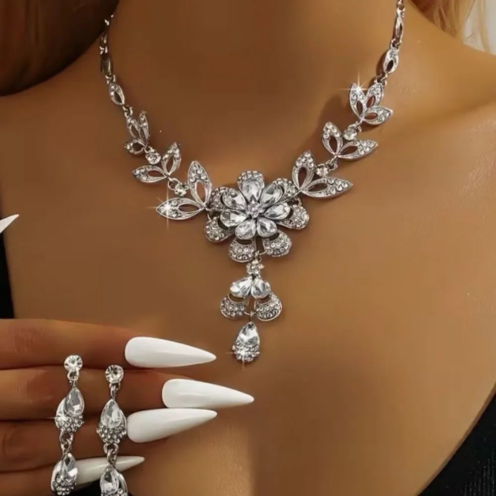 🔹 NEW Stunning & Sparkling Silver & Crystal Floral Necklace Set 🔹